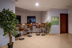 een bar in een kamer met krukken en een bar bij Simbad Friendly Coliving in Dubai