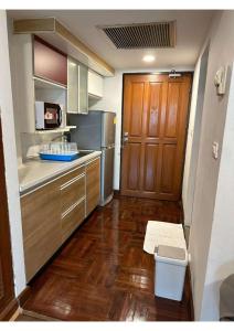 Η κουζίνα ή μικρή κουζίνα στο Omni Tower Nana- Fully Furnished Apartments Bangkok