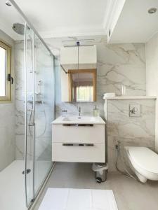 Ένα μπάνιο στο Elegant 2 Br with parking +17 φωτογραφίες