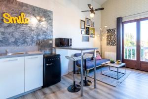 Le Duplex Lemon - Séjour Acidulé Proche Centre في مونت دي مارسان: مطبخ مع طاولة ومغسلة في الغرفة