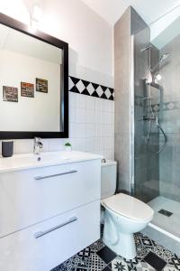 Le Duplex Lemon - Séjour Acidulé Proche Centre في مونت دي مارسان: حمام مع حوض ومرحاض ودش