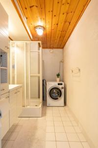 Ένα μπάνιο στο Bright family home