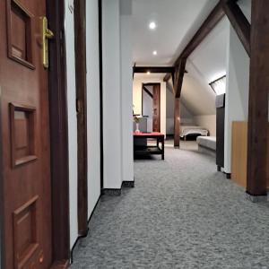 einen Flur, der zu einem Zimmer mit einem Schlafzimmer führt in der Unterkunft Apartament nr 11 in Karpacz