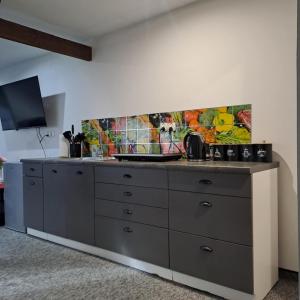 eine Küche mit einer Theke und einem Gemälde an der Wand in der Unterkunft Apartament nr 11 in Karpacz