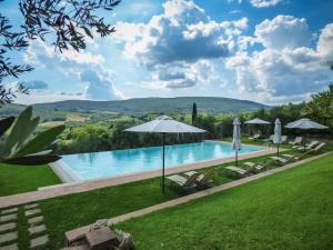 Bazén v ubytování Historic Farmhouse Overlooking San Gimignano nebo v jeho okolí + 12 fotografií