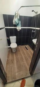 une salle de bains avec toilettes et lavabo dans l'établissement APPT A Louer MARTIL, à Martil 1 autre photo