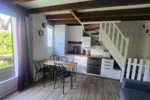 Η κουζίνα ή μικρή κουζίνα στο Nice house with garden