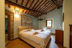 Katil atau katil-katil dalam bilik di Villa With Heated Pool In Toscana +24 gambar