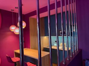 Un pat sau paturi într-o cameră la Apartament Disco Szczytno