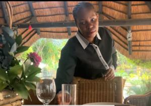 Una mujer parada frente a una mesa con un vaso. en The Lion Room at Frederick's Place, en Pretoria 62 fotos más