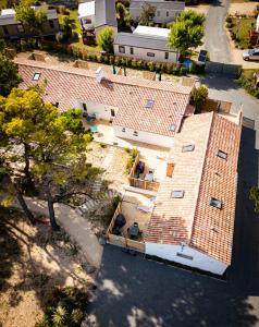 einen Blick über ein Gebäude mit Ziegeldächern in der Unterkunft Bontempo Village La Yole in Saint-Jean-de-Monts