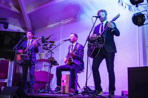 eine Gruppe von drei Männern auf der Bühne, die Instrumente spielen in der Unterkunft Bontempo Village La Yole in Saint-Jean-de-Monts + 135 Fotos