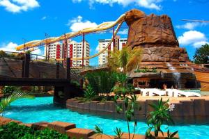 uno scivolo d'acqua presso il resort disneyland di CALDAS NOVAS - COM ACESSO GRATUÍTO Ao ACQUA PARK a Caldas Novas