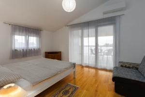 une chambre avec un lit et un canapé dans l'établissement Villa Sandra, à Kaštelir 79 autres photos