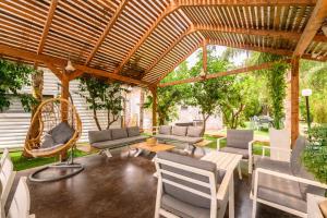 Posezení v ubytování כלנית ריזורט - צימרים כפריים קסומים עם ג'קוזי ובריכה מחוממת ליד הכנרת + 18 fotografií