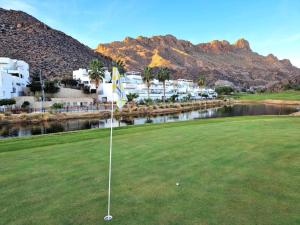 widok na pole golfowe z górami w tle w obiekcie Soleil-Sérénité Golf Aguilón w mieście Pilar de Jaravía