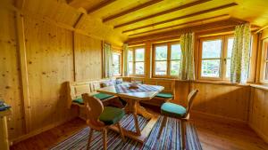 a dining room with a table and chairs in a cabin at Haus Röthelsteinblick in Bad Aussee