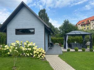 采西斯Tiny House Cēsis的院子里有凉亭的灰色房子