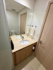 a bathroom with a sink and a mirror at Matrisa Boggiani 805 - Vivelite in Asuncion