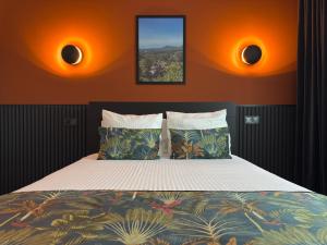 ein Schlafzimmer mit einem großen Bett mit orangefarbenen Wänden in der Unterkunft ROOT by the River in Pedorido