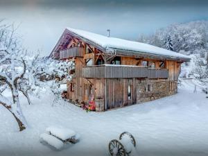 una baita di tronchi nella neve con alberi innevati di Chalet Keramis - OVO Network a La Rivière-Enverse Altre 23 foto