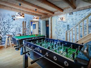 una sala giochi con tavolo da biliardo e scacchiera di Chalet Keramis - OVO Network a La Rivière-Enverse