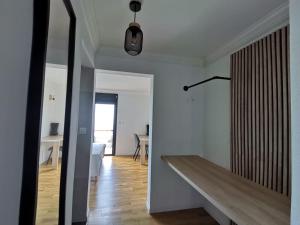 La Kaz JJ في لو تامبون: غرفة معيشة مع طاولة وممر