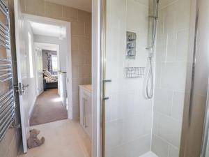 ein Bad mit einer Dusche und einer ebenerdigen Dusche in der Unterkunft Sunnyfield Cottage in Coulsdon + 15 Fotos