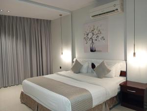 Ένα ή περισσότερα κρεβάτια σε δωμάτιο στο شقق الورود الاربعة المخدومة