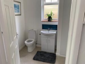 Et badeværelse på 2 Bed-Sleeps 4-Parking-Pets-10 min walk to Beach + 11 billeder