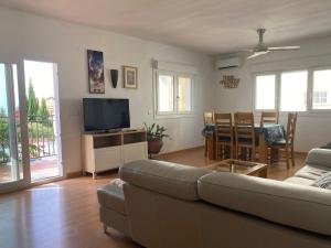 een woonkamer met een bank en een tv bij 4 Bedroom Villa in Arroyo in Benalmádena
