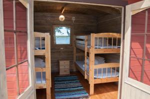 Palanda nebo palandy na pokoji v ubytování Karujärve Camping