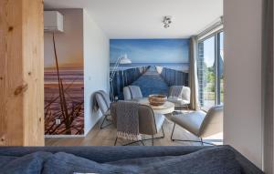 Una habitación con un mural de pared de un muelle. en 4 Bedroom Stunning Home In Kamperland, en Kamperland