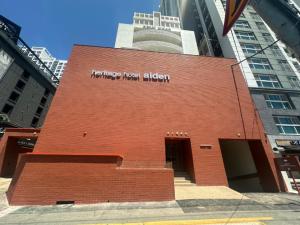 釜山aiden的一座红砖建筑,上面写着“arthur hancock blicken”