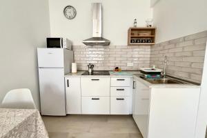Dapur atau dapur kecil di Casa Burgao 1 on front line opposite natural pools