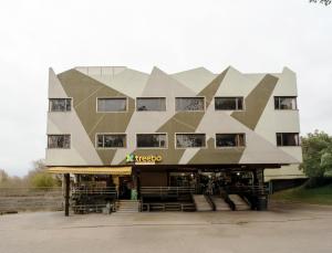 un edificio con un diseño geométrico en la parte superior en Treebo Ashirwad Regency, en Bhopal