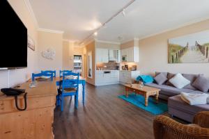 BrodtenにあるFerienwohnung Oberdeckのソファとテーブルのあるリビングルーム