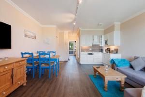 BrodtenにあるFerienwohnung Oberdeckのソファとテーブルのあるリビングルーム