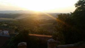 a view of a valley with the sun setting at Una finestra sul silenzio Trilocale in Santa Luce +8 photos