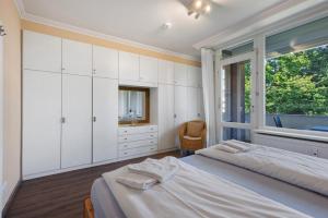 BrodtenにあるFerienwohnung Oberdeckの大きなベッドと窓のある寝室