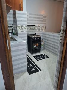 eine Küche mit einem Herd in der Mitte in der Unterkunft Still&Simple in Nanyuki