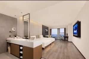 Atour Hotel Suzhou Jinji Lake East Park High-Speed Rail Station في سوتشو: حمام مع حوض غسيل كبير باللون الأبيض وغرفة معيشة