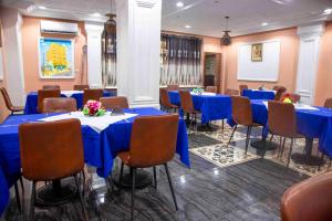 a conference room with blue tables and chairs at Hôtel Sindz Palace in Yaoundé