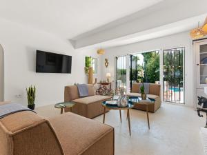 Μια τηλεόραση ή/και κέντρο ψυχαγωγίας στο 2 Bedroom Villa with Private Pool near Puerto Banus