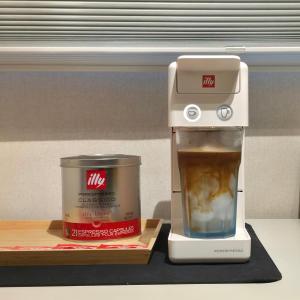 a food processor next to a container of coffee at Ansan Minimal Studio in Ansan