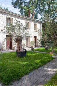 een huis met een boom in de voortuin bij Pension 11 Apartments by Lorenc in Berlijn