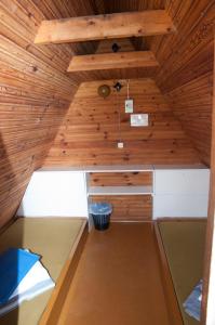 Palanda nebo palandy na pokoji v ubytování Karujärve Camping