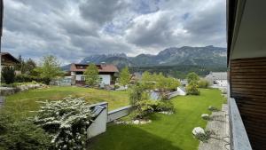 Blick auf einen Hof mit Bergen im Hintergrund in der Unterkunft Apartmány ALPINE LIVING Haus - Schladming in Haus im Ennstal