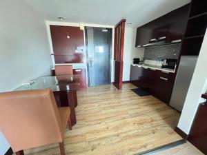 kuchnia z drewnianą podłogą i jadalnią w obiekcie Faina Homestay, SCSP Ming Resident, Kota Kinabalu w mieście Kota Kinabalu +4 zdjęcia