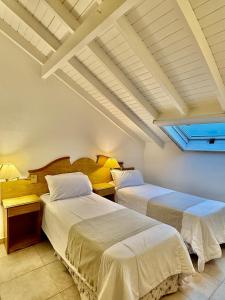 ein Schlafzimmer mit zwei Betten und einem Fenster in der Unterkunft Hotel Soleado in Ostende